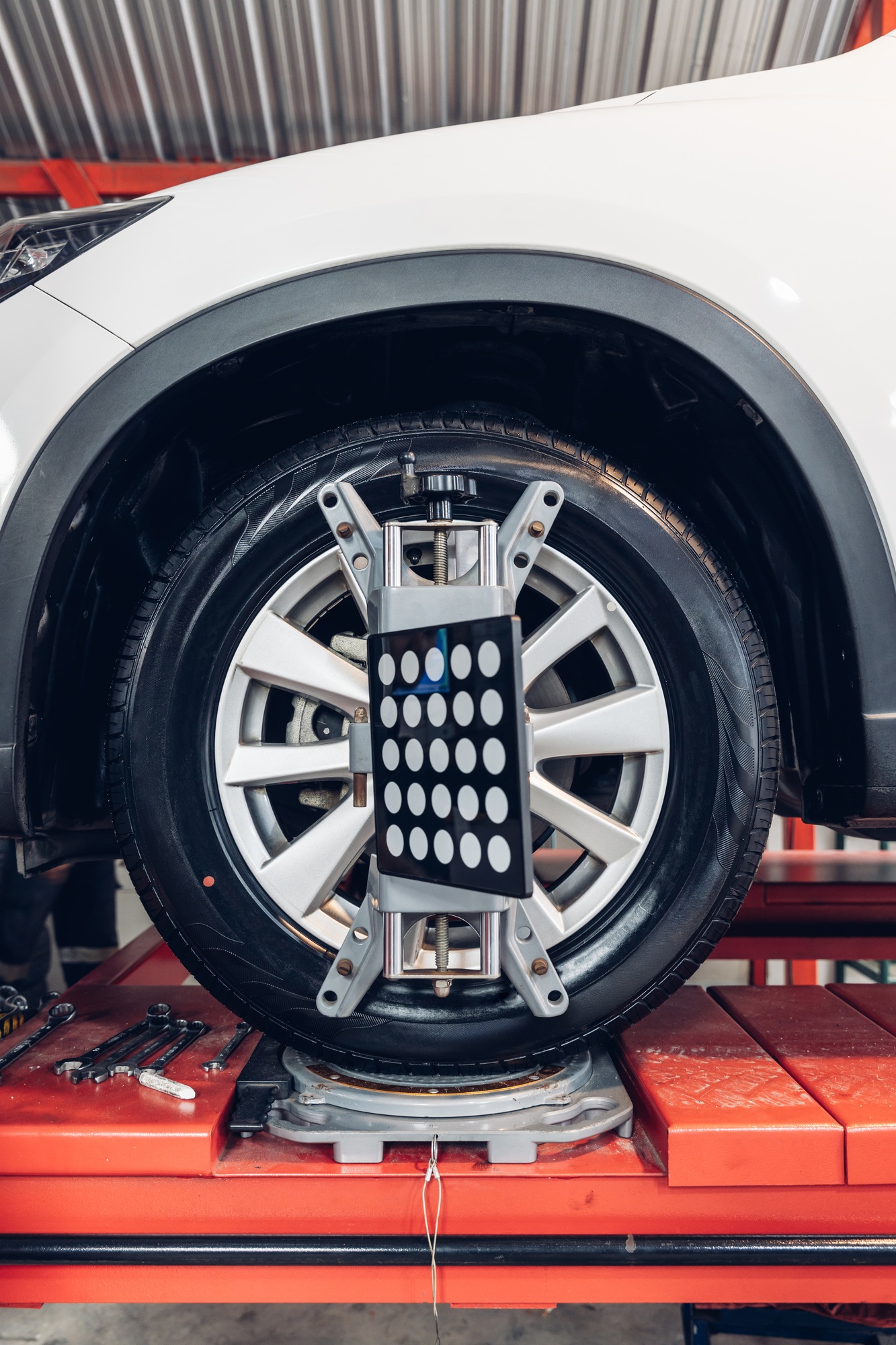 Car wheel centering machine adjustment